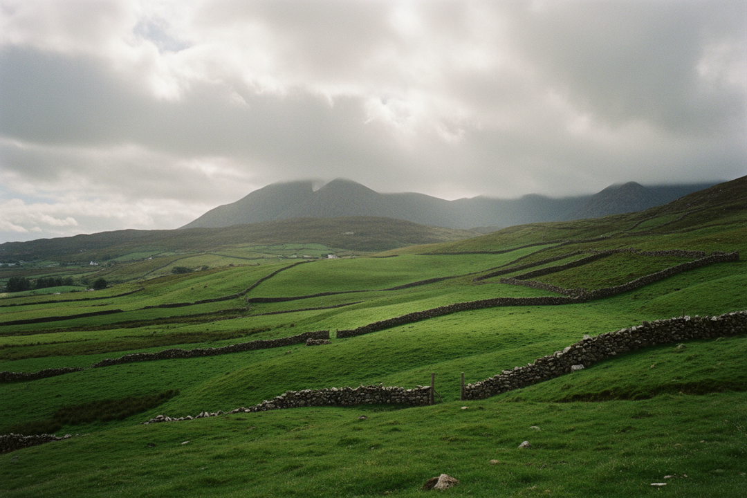Photo de paysage irlandais avec collines verdoyantes et brume